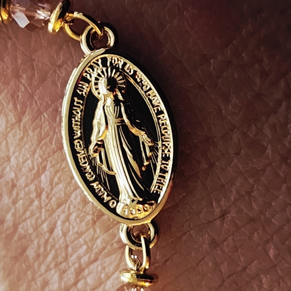 Virgin Mary Religous Bracelet Gold Green Beaded New - Picture 3 of 3